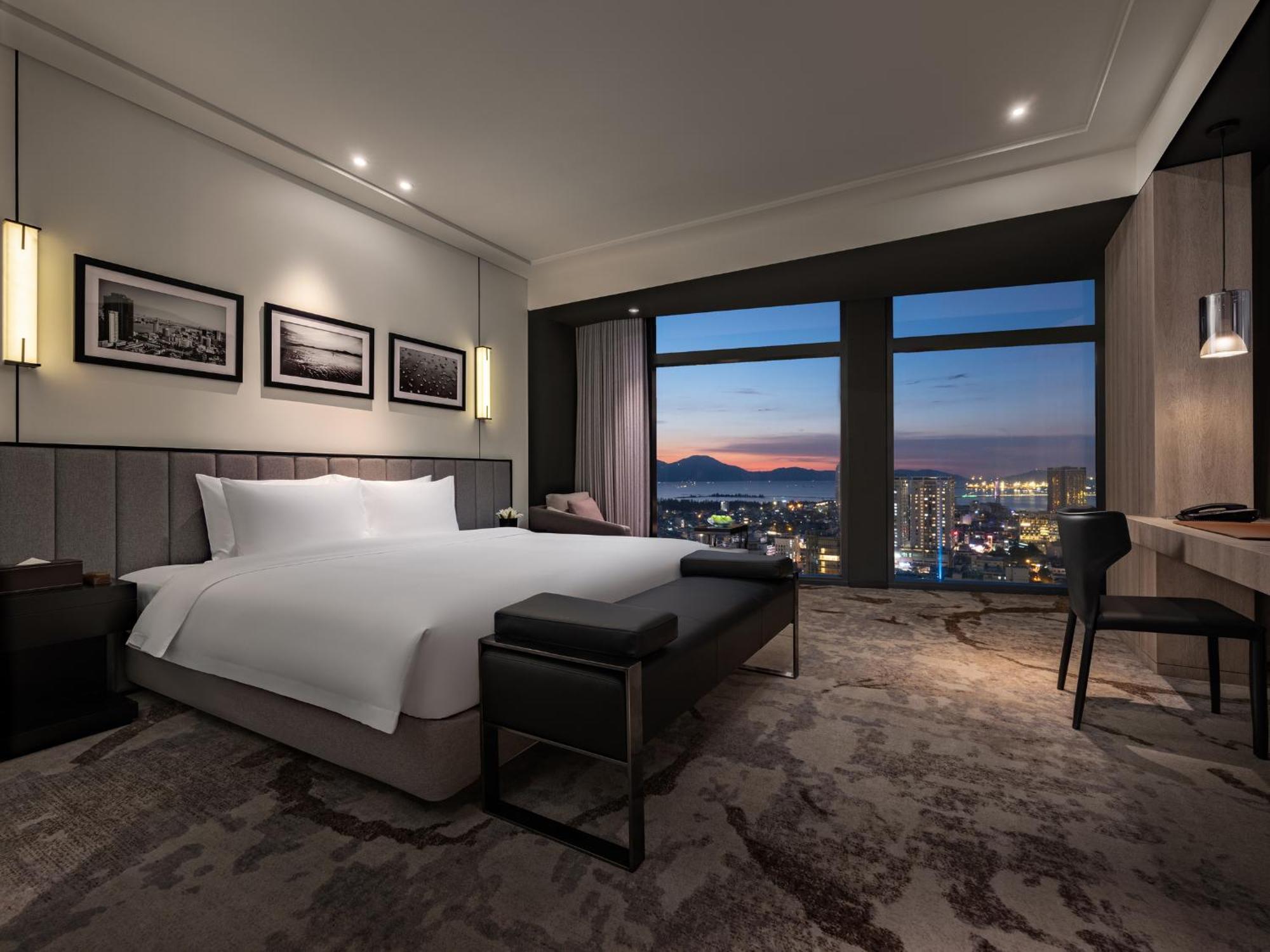 Crowne Plaza Danang City Centre By Ihg Exterior photo